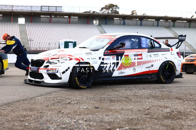 BMW Rennwagen Nummer 222 in Aktion