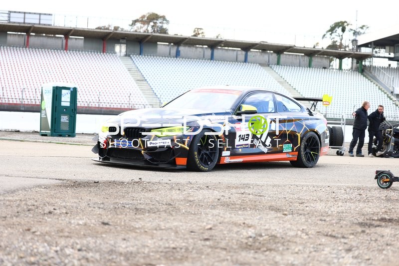 Rennwagen in Parkposition auf dem Hockenheimring