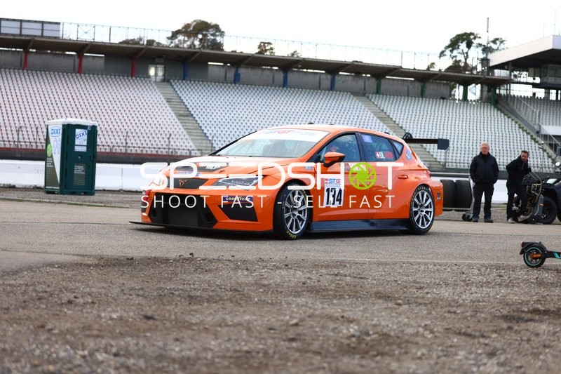 Orangefarbenes Rennauto auf dem Hockenheimring
