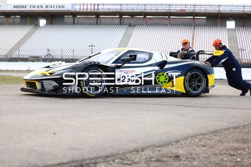 Rennwagen mit Nummer 296 wird angeschoben