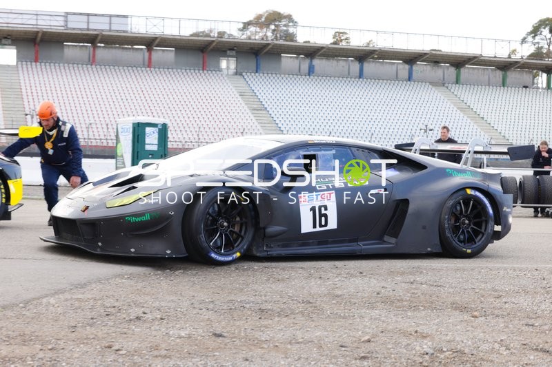 Rennwagen auf der Strecke in Hockenheim
