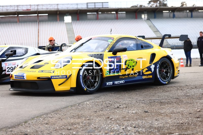 Gelbes Rennfahrzeug mit Startnummer 53 auf der Rennstrecke