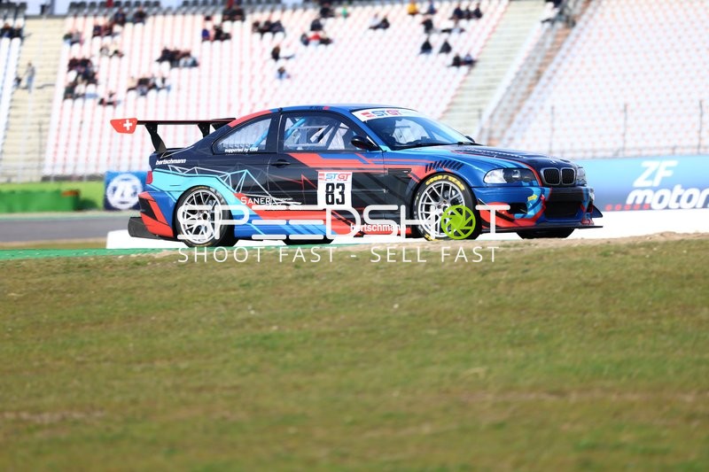 Rennwagen Nummer 83 auf dem Hockenheimring unterwegs