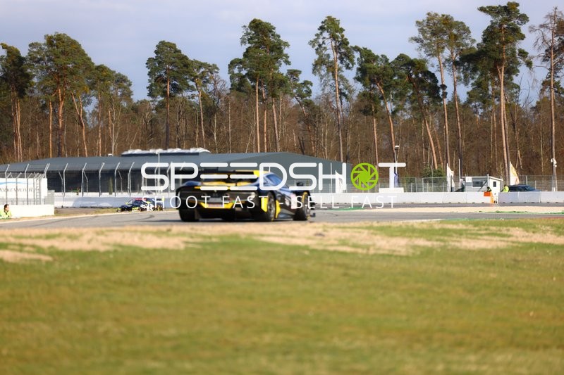 Fahrt eines Rennwagens mit der Startnummer 69 auf dem Hockenheimring