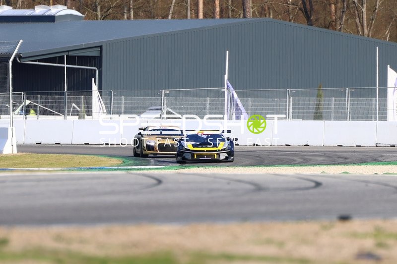 Zwei Sportwagen kämpfen um Position in Kurve