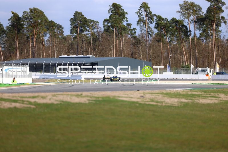 Rennfahrzeug auf der Hockenheimring-Rennstrecke