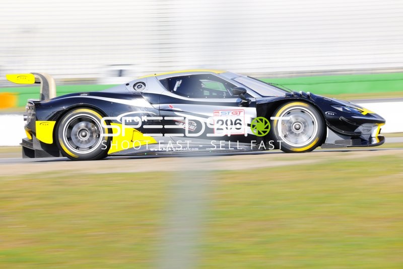 Rennwagen in voller Fahrt mit Startnummer 296