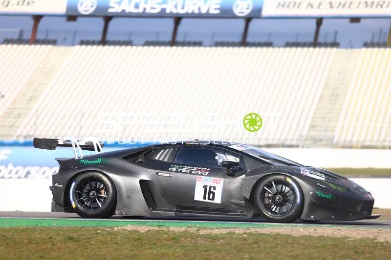 Rennwagen mit Startnummer 16 fährt auf der Strecke