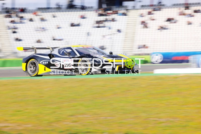 Rennwagen mit Nummer 296 in Aktion