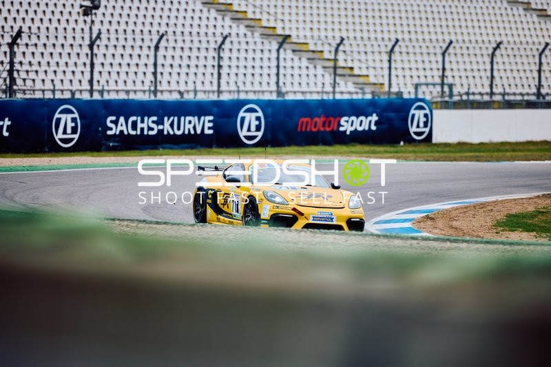 Gelber Porsche durchfährt Kurve beim Rennen