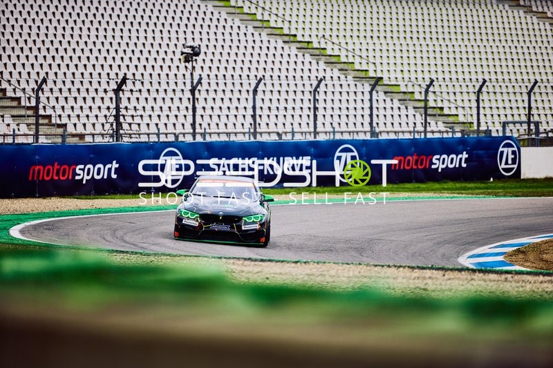 Auto fährt durch die Sachs-Kurve