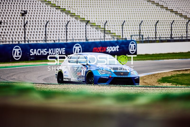 Rennauto in der Sachs-Kurve beim Fahren