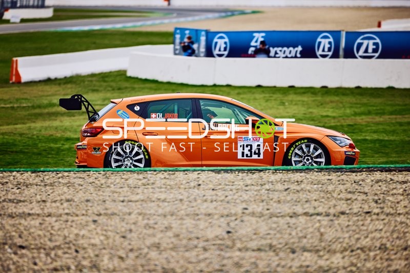 Auto Nummer 134 bei Fahrt auf dem Hockenheimring