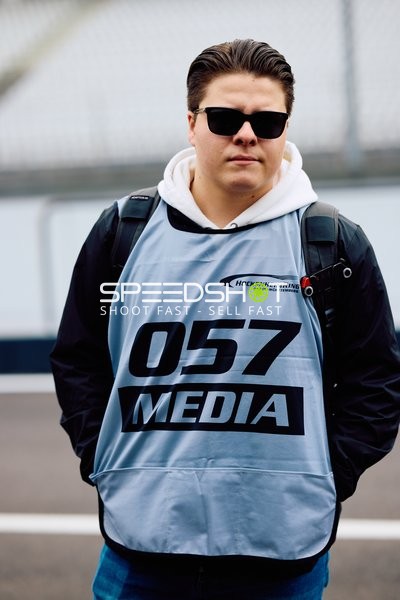 Person in Medienweste am Hockenheimring