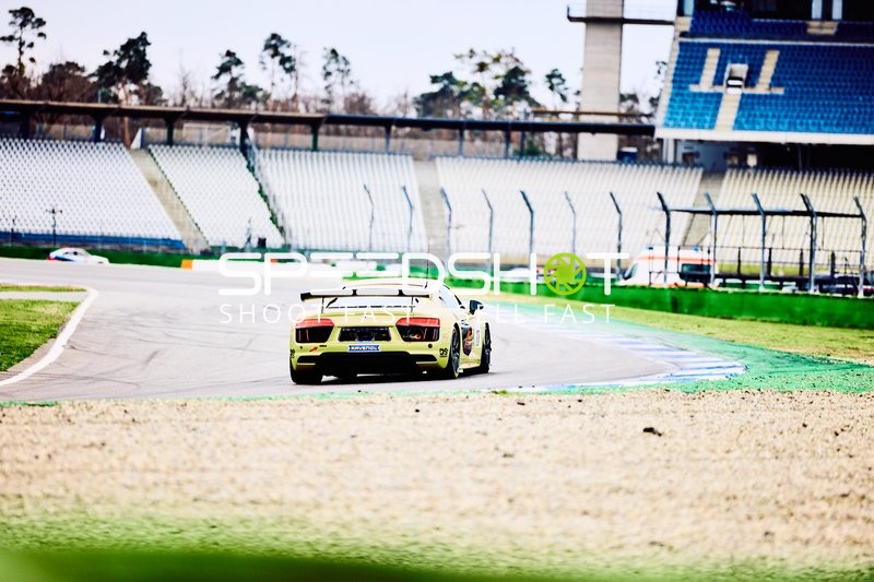 Rennwagen in Kurve auf dem Hockenheimring