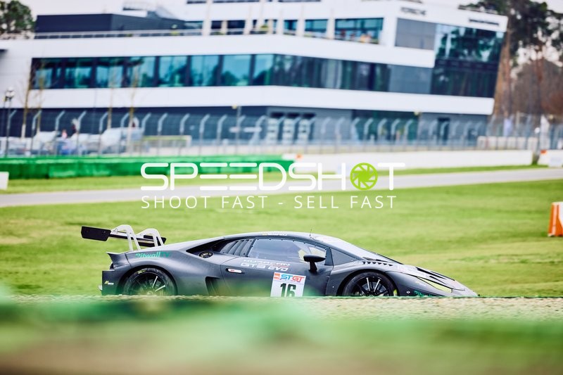 Rennwagen auf der Strecke in Hockenheim