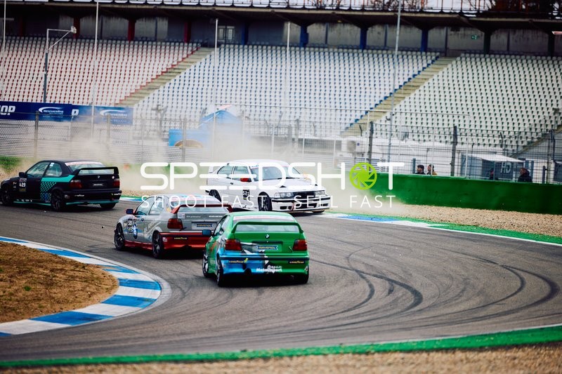 BMW dreht sich in der Kurve beim DMV Goodyear Racing Days