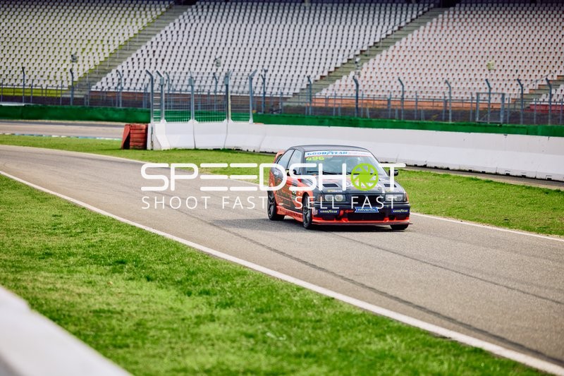 Rennauto auf der Strecke beim Fahren