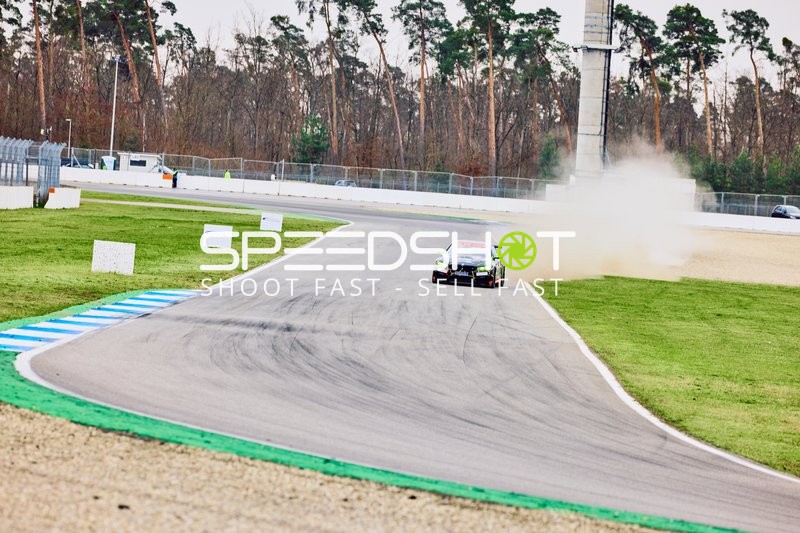 Rennwagen driftet spektakulär in Kurve