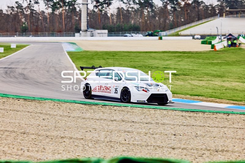 Rennwagen fährt durch Kurve