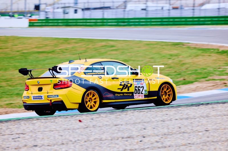 Rennwagen mit Startnummer 662 auf der Strecke