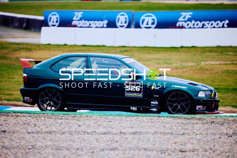 Fahrzeug 526 auf der Rennstrecke