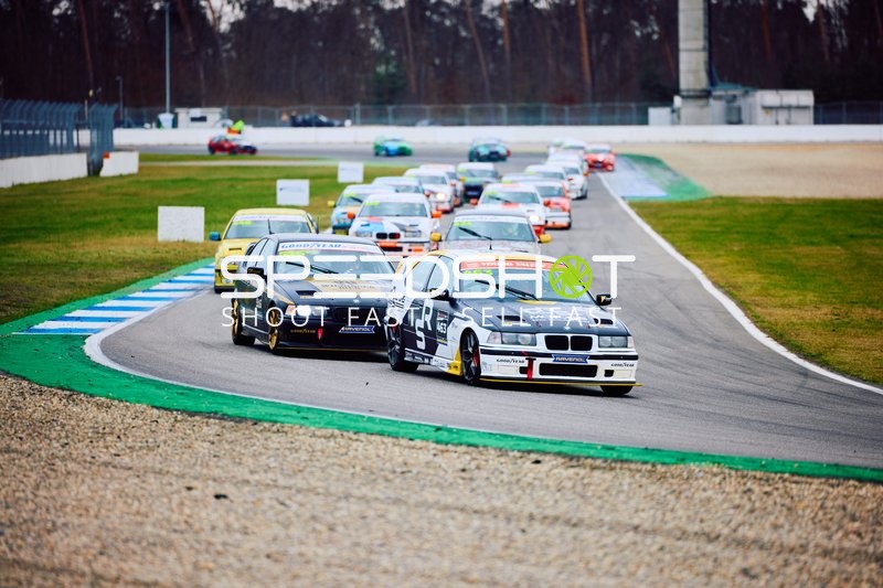 Rennwagen in voller Fahrt beim Hockenheimring