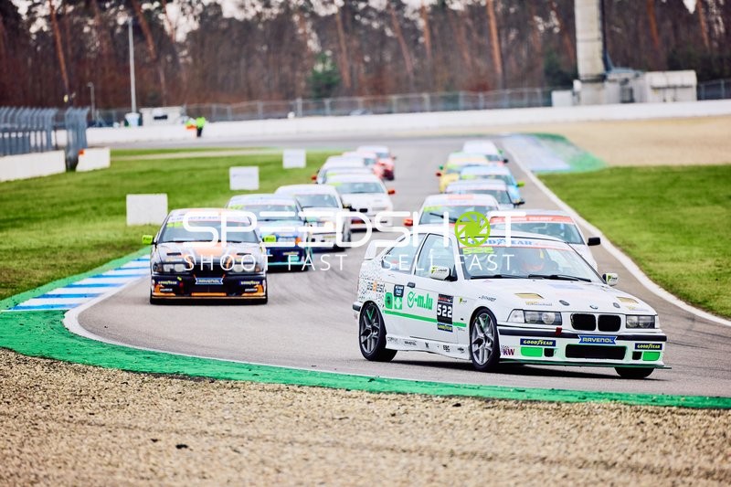 Pit Venanzi führt das Fahrerfeld beim Rennen an
