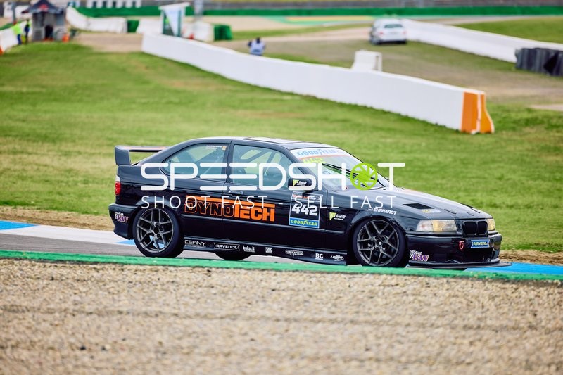 BMW 318i Cup Auto in Aktion auf der Rennstrecke