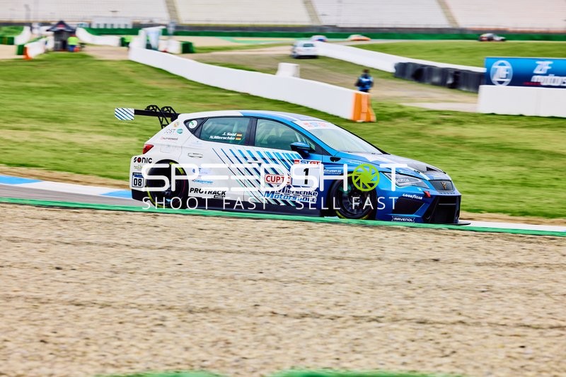 Rennwagen Nummer 7 auf der Strecke