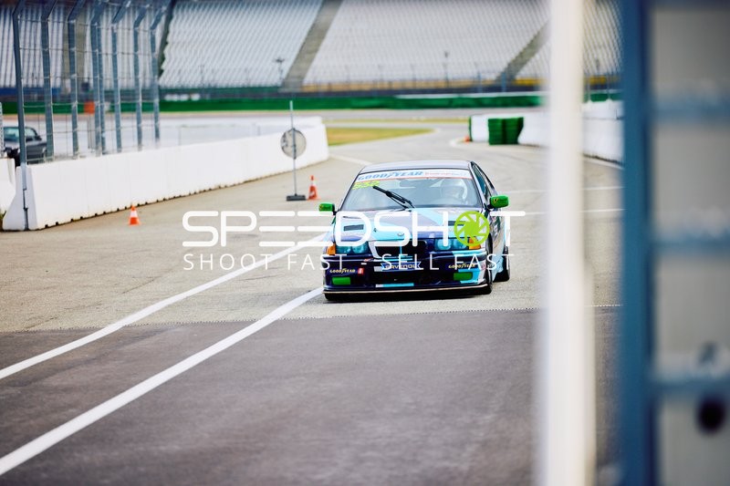 Fahrt des BMW mit Nummer 496 auf der Boxengasse
