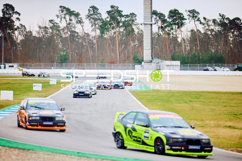Rennautos auf dem Hockenheimring in voller Fahrt