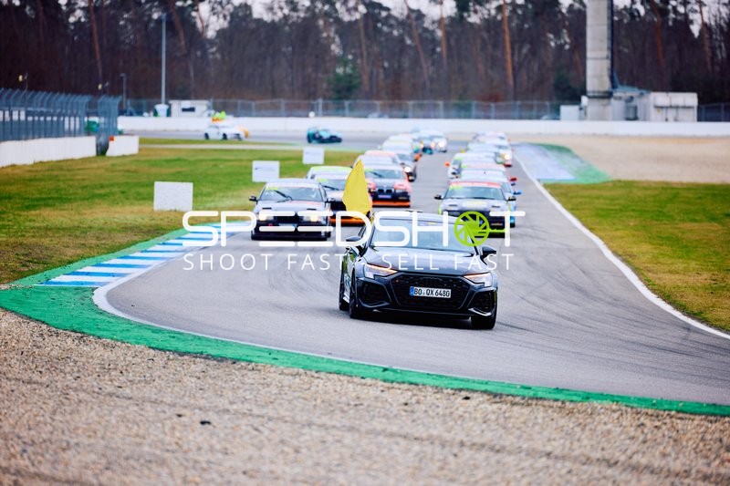 Begleitfahrzeug führt mit gelber Flagge