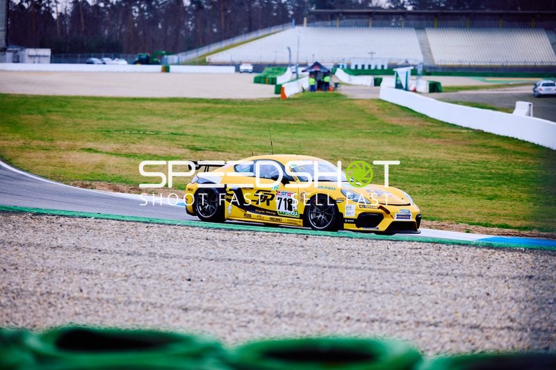 Gelbes Rennauto mit Startnummer 718 in der Kurve