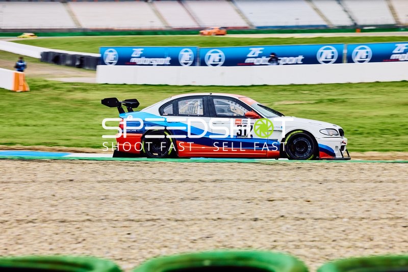 Auto mit Nummer 317 im Rennen