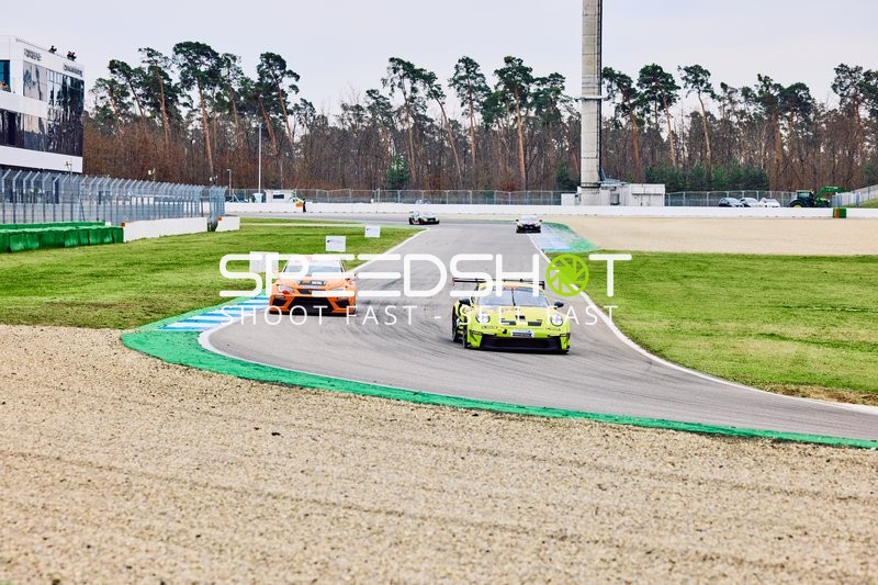 Zwei Autos in der Kurve auf dem Hockenheimring