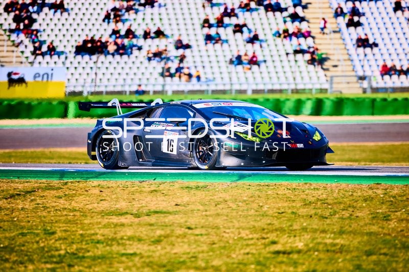 Rennwagen mit Nummer 16 auf der Rennstrecke