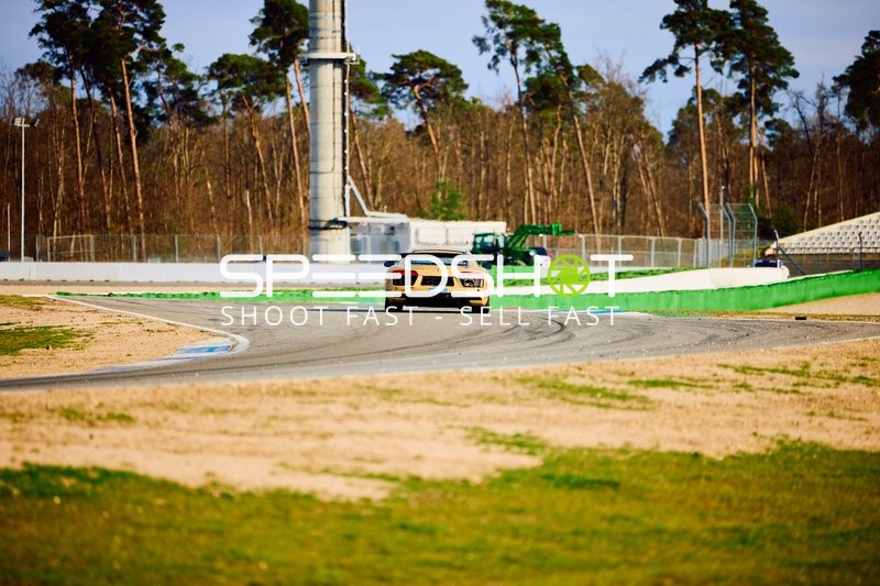 Auto fährt auf Rennstrecke