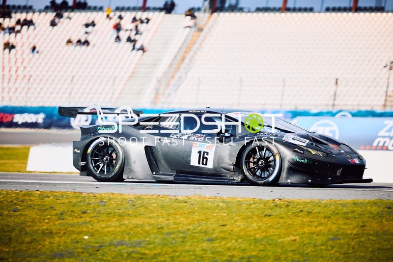 Rennwagen mit Startnummer 16 in Aktion auf der Rennstrecke