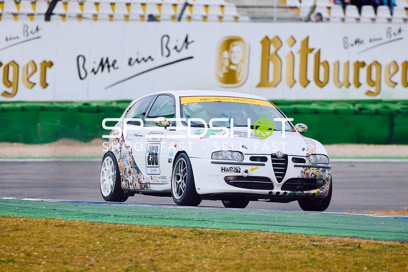 Weißer Alfa Romeo mit Nummer 69 beim Rennen
