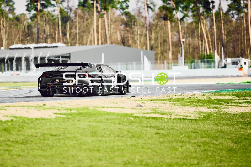 Rennwagen durchfährt Kurve auf dem Hockenheimring