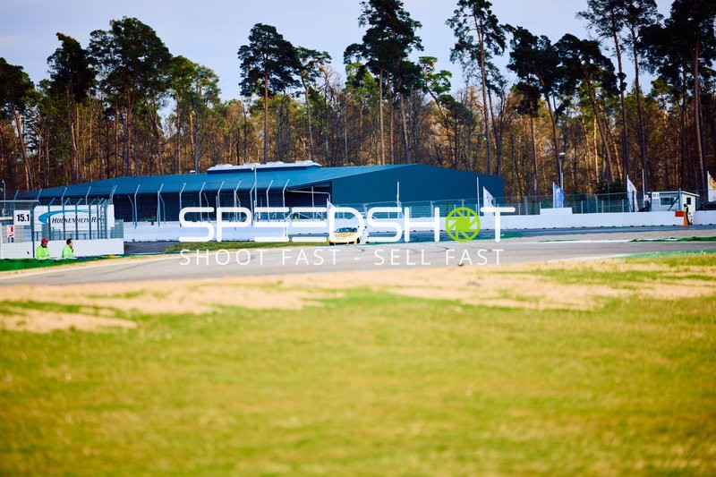 Gelbes Auto auf der Hockenheimring-Rennstrecke