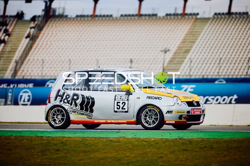 Rennwagen mit Nummer 52 während des Rennens