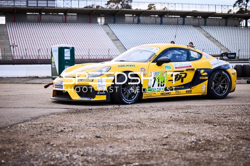 Rennwagen auf der Strecke