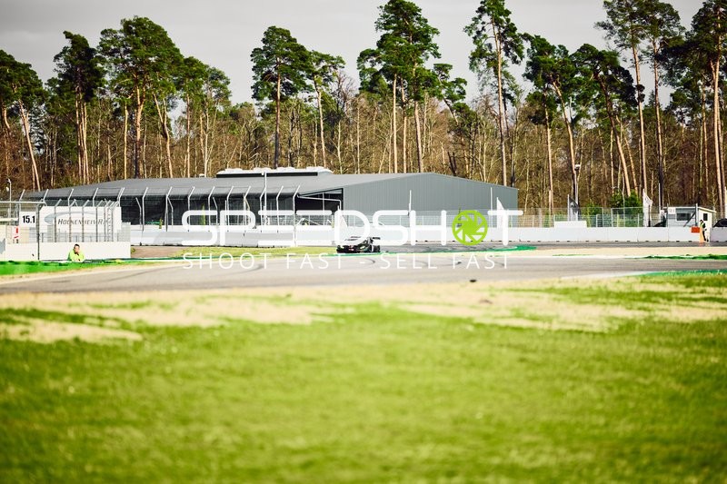 Rennwagen auf der Strecke in Hockenheim
