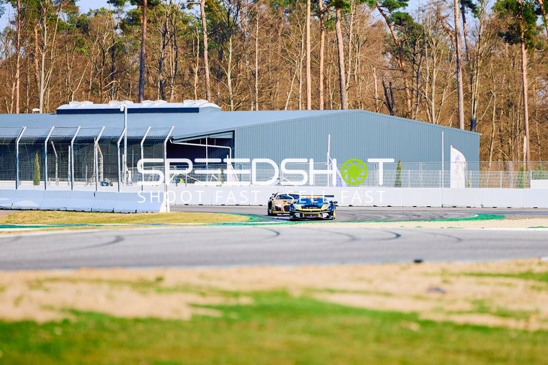 Rennwagen in Aktion auf der Rennstrecke