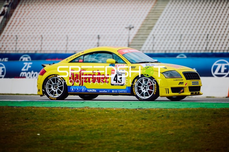 Gelber Sportwagen auf der Rennstrecke