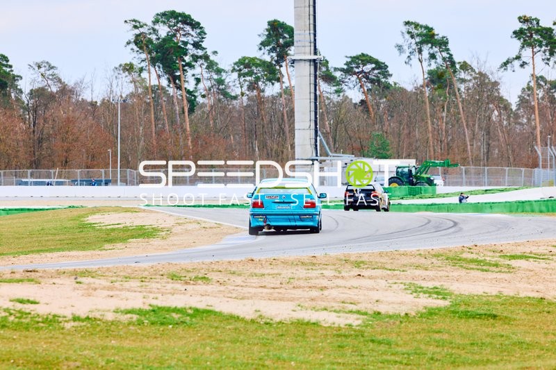 Rennautos in Aktion auf der Hockenheimring-Kurve