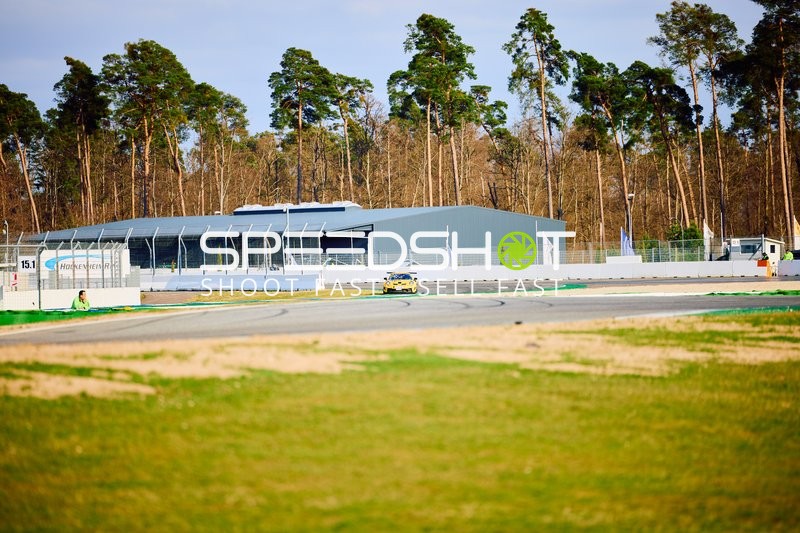 Auto Nummer 77 auf der Rennstrecke