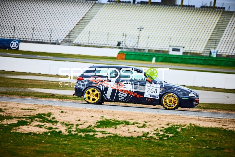 Rennwagen auf der Strecke in Hockenheim